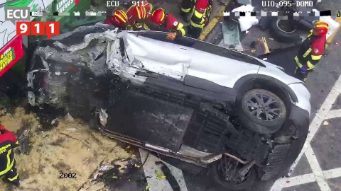 Integrantes del Cuerpo de Bomberos atienden un siniestro de tránsito en San Antonio de Pichincha, en Quito, este 25 de octubre de 2026.