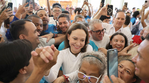 María Corina Machado es recibida por simpatizantes en el Santuario Divina Pastora, en Barquisimeto, Venezuela, este 25 de octubre de 2026, tras su regreso al país.