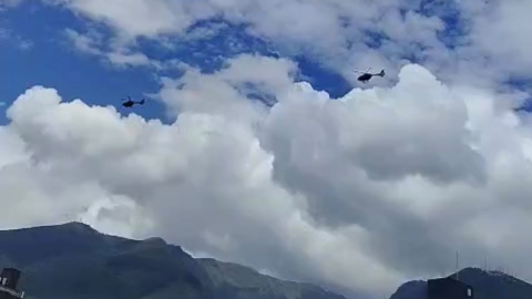 Helicópteros de la Fuerza Aérea Ecuatoriana sobrevuelan el sector de La Carolina, en el norte de Quito, durante los ensayos por el aniversario de la institución, este 25 de octubre de 2026.