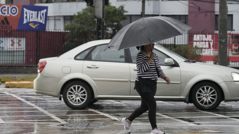 Una mujer camina bajo un paraguas durante las fuertes lluvias registradas en Quito, el 4 de octubre de 2026.