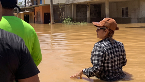 El nivel de las inundaciones en Tenguel, parroquia rural de Guayaquil, en el sur de Guayas, alcanza la cintura o incluso el pecho de mujeres, la mañana de este domingo 25 de octubre de 2026.