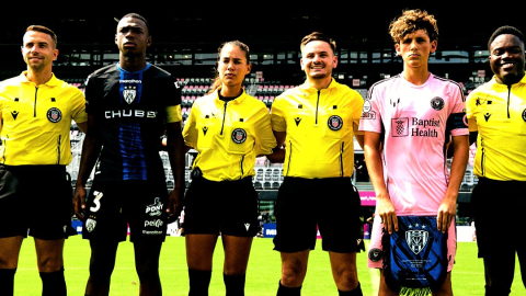 Jugadores de Independiente del Valle e Inter de Miami forman en el partido de la Messi Cup, el 25 de octubre de 2026.