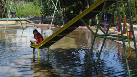 Imagen referencial de una niña jugando en un parque inundado de la parroquia rural de Tenguel, en Guayaquil, Guayas, el 19 de octubre del 2026.