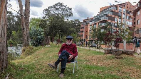 Un ciudadano descansa en un parque lineal junto al río Tomebamba, en el Paseo Tres de Noviembre, en Puertas del Sol, el 23 de octubre de 2026.