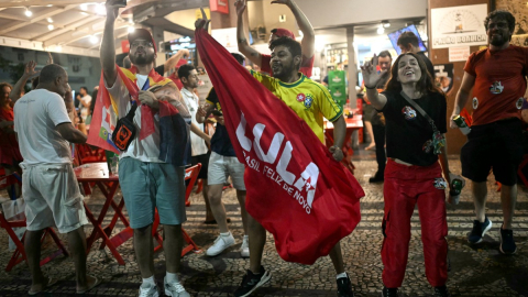 Partidarios del presidente de Brasil y candidato presidencial, Luiz Inácio Lula da Silva, celebran tras conocerse los resultados de la segunda vuelta de las elecciones presidenciales en Río de Janeiro, Brasil, el 25 de octubre de 2026.