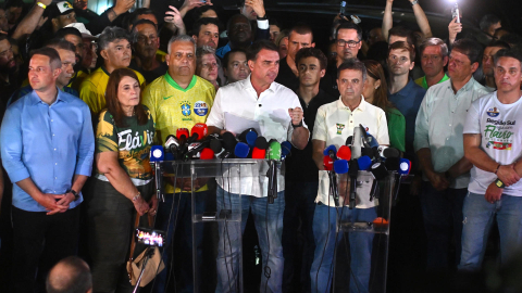 El excandidato presidencial de Brasil, Flávio Bolsonaro, habla ante la prensa tras conocer los resultados del balotaje, 25 de octubre de 2026.