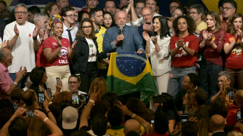 El presidente reelecto de de Brasil, Luiz Inácio Lula da Silva (centro), reacciona tras conocer los resultados de la segunda vuelta de las elecciones presidenciales, en São Paulo, Brasil, el 25 de octubre de 2026.