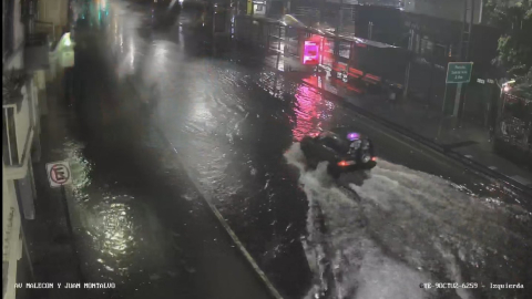 Calles anegadas en Guayaquil debido a las fuertes lluvias de este 26 de octubre de 2026.