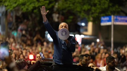 El presidente de Brasil, Luiz Inácio Lula da Silva (i), quien ganó la segunda vuelta de las elecciones, habla frente a simpatizantes el 25 de octubre de 2026 en Sao Paulo, Brasil.