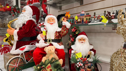 Figuras de Papá Noel en un local comercial en el Centro de Quito, 26 de octubre de 2026.