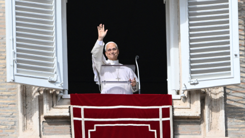 El papa León XIV saluda a la multitud desde la ventana del palacio apostólico que da a la plaza de San Pedro, tras dirigir el rezo dominical del Ángelus en el Vaticano el 25 de octubre de 2026.