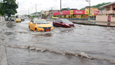 Sectores de Guayaquil quedaron anegados tras el fuerte aguacero del lunes 19 de octubre de 2026.
