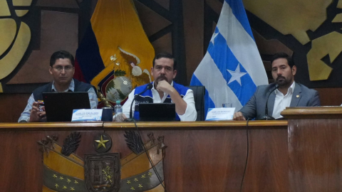 El prefecto del Guayas, Carlos Encalada, preside la sesión del COE provincial para evaluar los daños por las lluvias, el 26 de octubre de 2026.
