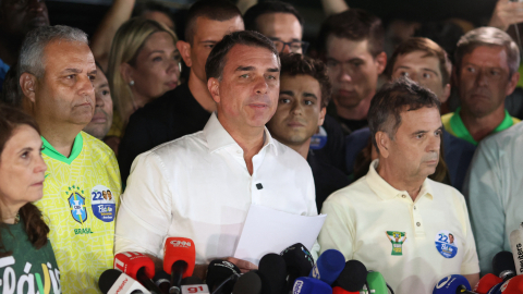 Flávio Bolsonaro reacciona a los primeros resultados de la segunda vuelta presidencial en Brasil, el 25 de octubre de 2026.
