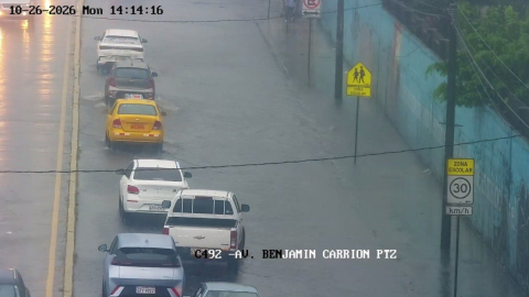 Acumulación de agua debido a fuerte lluvia en una avenida del norte de Guayaquil, el 26 de octubre de 2026.
