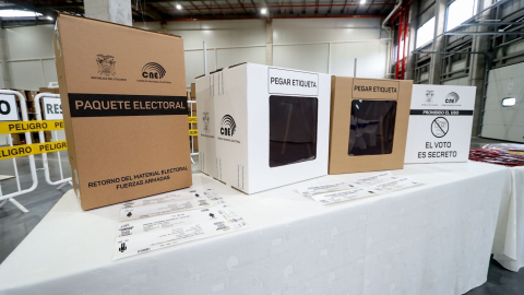 El CNE presentó el 26 de octubre de 2026 los elementos que conforman el paquete electoral, entre ellos los biombos con un nuevo diseño.