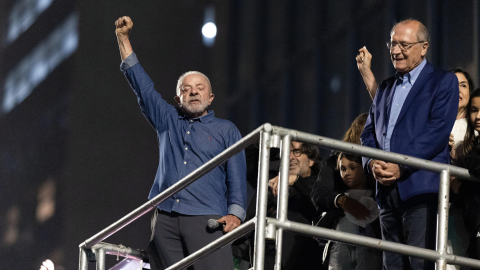 El presidente de Brasil, Luiz Inácio Lula da Silva (i)f rente a simpatizantes, tras las elecciones del domingo 25 de octubre de 2026, en Sao Paulo.