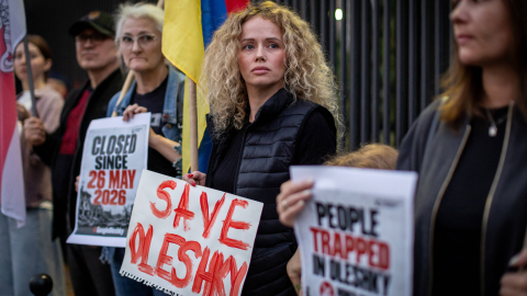 Miembros de la diáspora ucraniana se manifiestan con pancartas frente a la Embajada de Estados Unidos en Varsovia, exigiendo una intervención internacional para crear un corredor humanitario destinado a los ciudadanos de Oleshky, una localidad ucraniana bajo asedio por parte de las fuerzas rusas, 6 de octubre de 2026.
