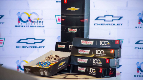 Imagen de la edición de donas de Krispy Kreme por los 100 años de Chevrolet en Ecuador, en septiembre de 2026.