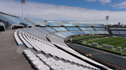 Fotografía en la que se observan las graderías del estadio Centenario, el lunes 26 de octubre de 2026, en Montevideo. El escenario será sede de la final de la Copa Libertadores 2026.
