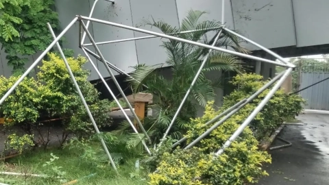 Estructura colapsada en el ingreso del Área Nacional de Recreación Parque Lago, en Guayaquil, el 26 de octubre de 2026.