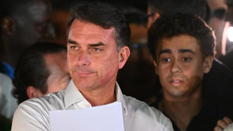 El excandidato presidencial Flávio Bolsonaro habla con periodistas en el barrio de Lago Sul, en Brasilia, Brasil.