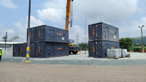 Instalación de equipos de generación térmica alquilada en Pascuales, en el norte de Guayaquil.