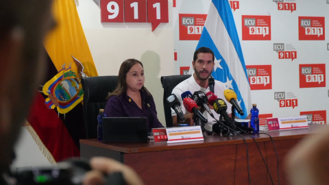 Carolina Lozano, secretaria Nacional de Gestión de Riesgos, y Roberto Luque, ministro de Infraestructura, en la rueda de prensa de este 27 de octubre de 2026.