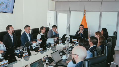 El ministro de Desarrollo Económico, Bernardo Cordovez, en una reunión con su equipo y representantes de un multilateral, 27 de octubre de 2026.