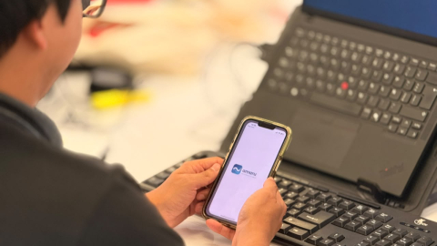 Una persona con la aplicación de Amaru en su celular, 27 de octubre de 2026.