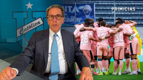 Pablo Ortiz, presidente de Universidad Católica, en una entrevista con PRIMICIAS, el 27 de octubre de 2026. A la derecha, los jugadores del club antes del partido con IDV, el 23 de octubre