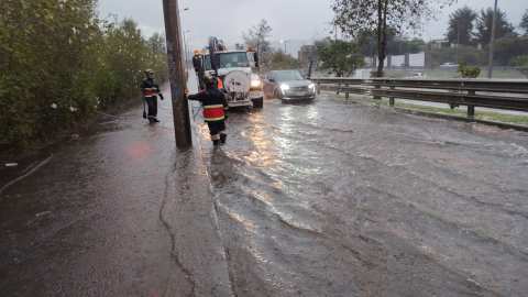 Bomberos de Quito atienen una emergencia en la Ruta Viva por las fuertes lluvias, el 18 de octubre de 2026.