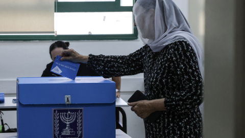 Una mujer deposita su voto en un colegio electoral de la localidad drusa de Daliyat al-Karmel, en el norte de Israel, el 27 de octubre de 2026, día de las elecciones legislativas.