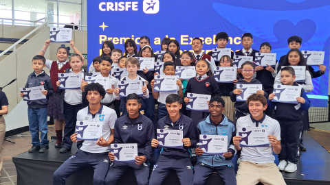 Un grupo de estudiantes de distintos colegios de Ecuador son premiados por su excelencia académica al obtener los mejores resultados en matemáticas y lectura en unas evaluaciones MAP Growth con estándares internacionales realizadas por CRISFE, el 27 de octubre de 2026.
