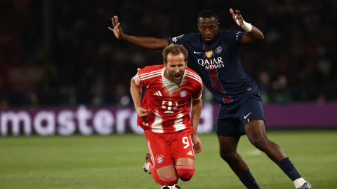 Harry Kane y Willian Pacho luchando por el balón durante las semifinales de la UEFA Champions League 2025-2026 en el Allianz Arena de Múnich.