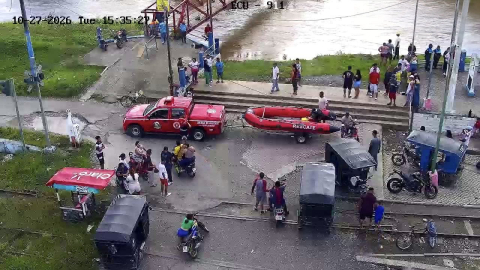 Equipos de rescate se movilizan hacia el río Yaguachi, en búsqueda de personas desaparecidas, el 27 de octubre de 2026.