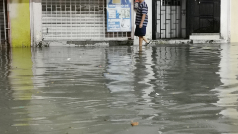 Un ciudadano camina en medio de una inundación en Sauces, Guayaquil, el lunes 26 de octubre del 2026.