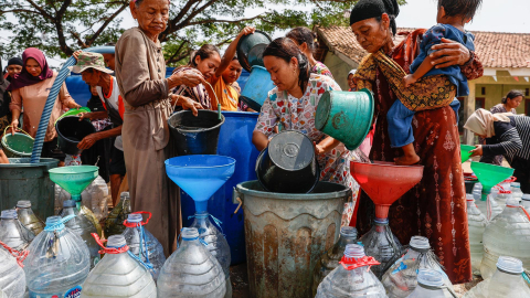 Habitantes de Cibarusah, Indonesia, recogen agua durante una distribución comunitaria en medio de la sequía, el 14 de octubre de 2026.