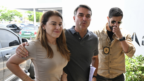 Flávio Bolsonaro y su esposa Fernanda, llegan a Brasilia, el 23 de octubre de 2026.