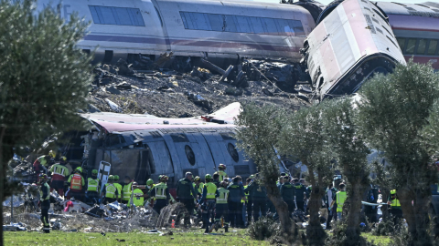 Equipos de emergencia trabajan en la zona del choque de dos trenes en la provincia española de Toledo, este 28 de octubre de 2026.