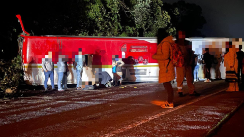 Un bus de transporte público se volcó en la vía Loja-Saraguro en un nuevo accidente de tránsito en Ecuador, el 28 de octubre de 2026.
