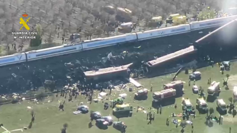 Vista aérea de una colisión ferroviaria entre un tren de alta velocidad AVE de Renfe y un tren de Iryo, en España, 28 de octubre de 2026.