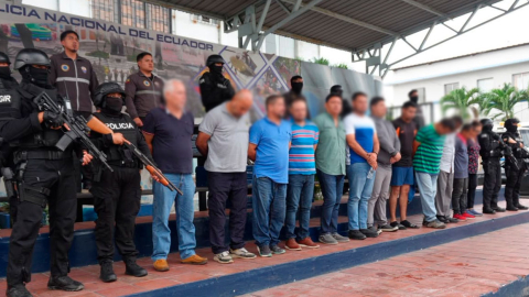 Personas detenidas durante el operativo por presunto lavado de activos vinculado al alcalde de Vinces, este 28 de octubre de 2026.