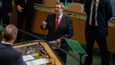 El ministro de Asuntos Exteriores de Cuba, Bruno Eduardo Rodríguez Parrilla, grita al representante de Estados Unidos antes de la sesión de la ONU, en Nueva York, el 28 de octubre de 2026.