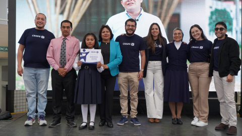 Estudiante recibe reconocimiento en los Premios a la Excelencia Académica CRISFE 2026.