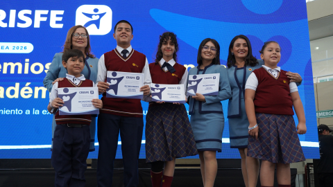 Estudiantes de la Unidad Educativa Cruz del Norte galardonados en los Premios a la Excelencia Académica CRISFE 2026.