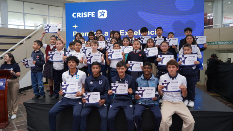 Foto general de los estudiantes de distintas instituciones educativas en los Premios a la Excelencia Académica CRISFE 2026.