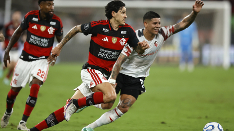 Marcos Rojo (der), durante la semifinal de la Copa Libertadores entre Estudiantes y Flamengo, el 22 de octubre de 2026.