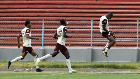 Jugadores de Vinotinto FC celebran un gol ante Cuenca Juniors, el 11 de septiembre de 2026, por la Serie B.