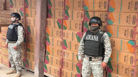 Agentes del Sevicio Nacional de Aduanas del Ecuador (SENAE) durante el decomiso de cigarrillos de contrabando en Pelileo, Tungurahua, el 28 de octubre de 2026.
